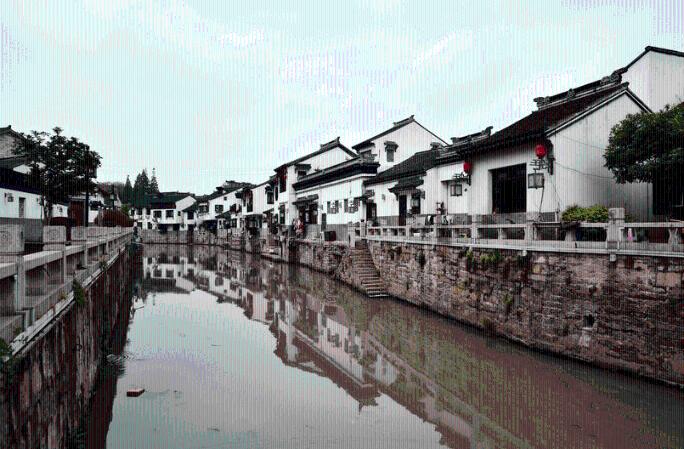 老兵隐藏身份71年,一枚勋章暴露其身份,部队开6台坦克迎接